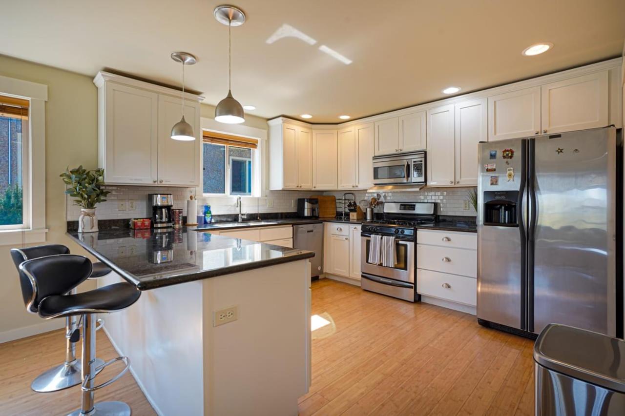 Stylish North Seattle Townhouse- Dual Master Suites Exterior photo
