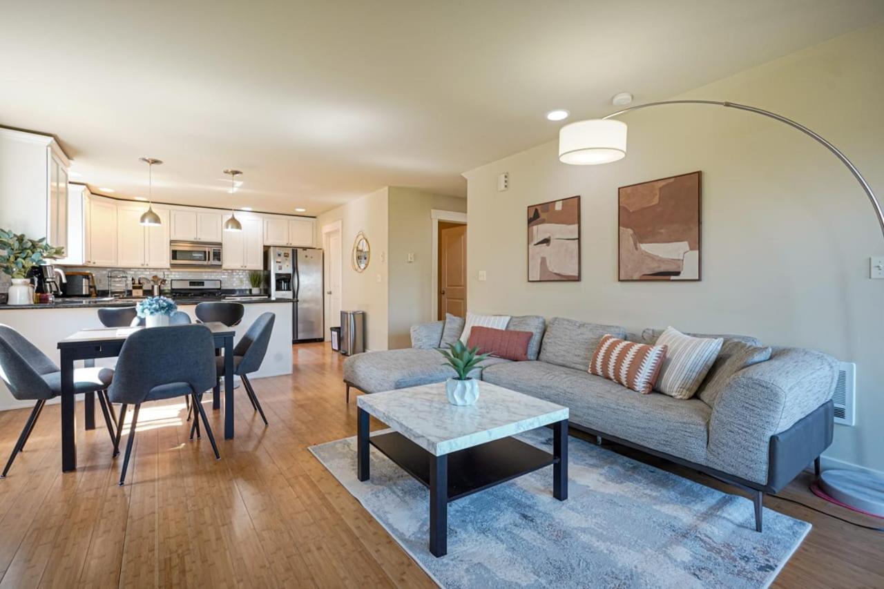 Stylish North Seattle Townhouse- Dual Master Suites Exterior photo