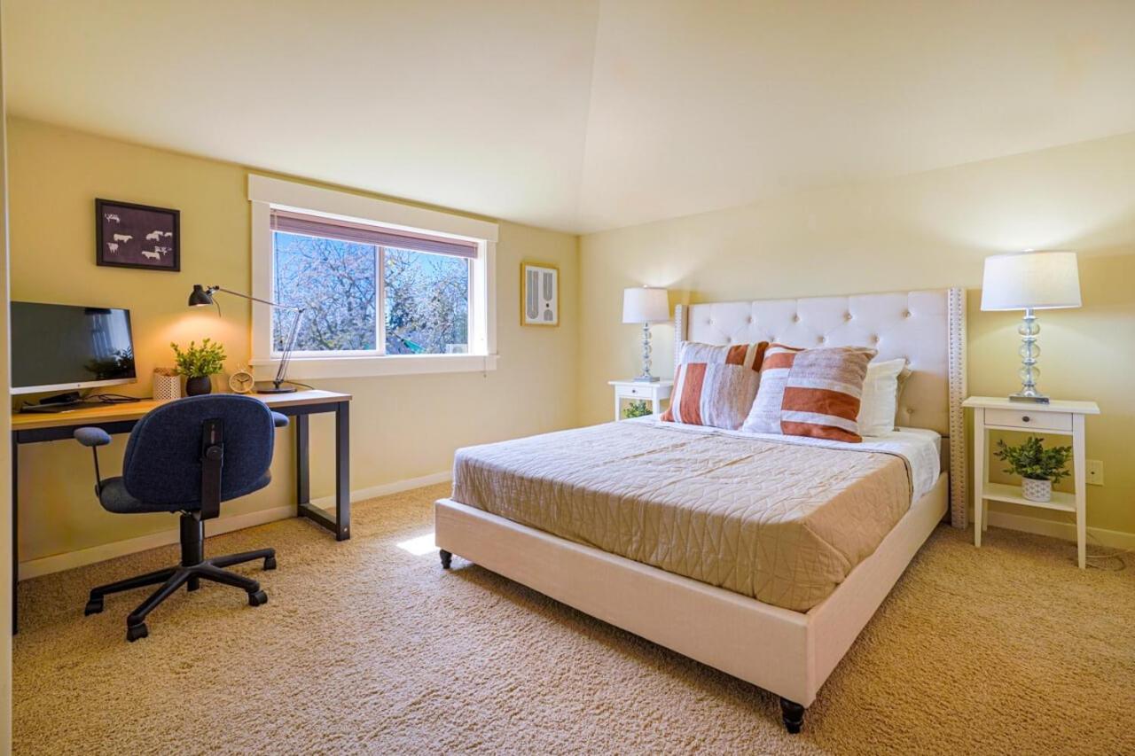 Stylish North Seattle Townhouse- Dual Master Suites Exterior photo