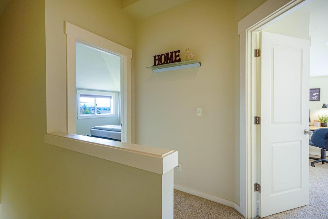 Stylish North Seattle Townhouse- Dual Master Suites Exterior photo