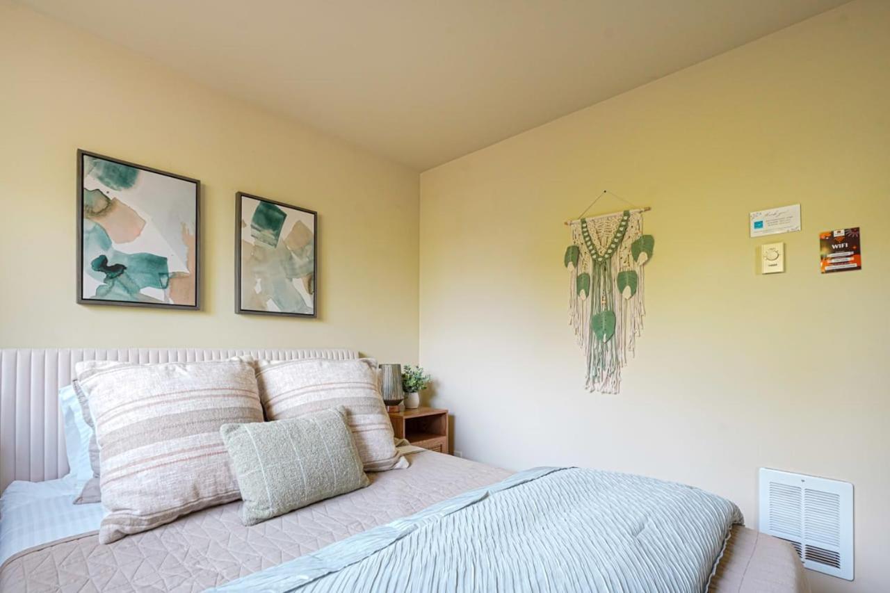 Stylish North Seattle Townhouse- Dual Master Suites Exterior photo