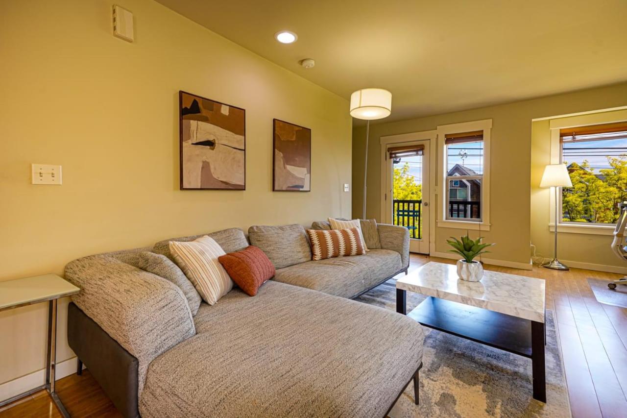 Stylish North Seattle Townhouse- Dual Master Suites Exterior photo