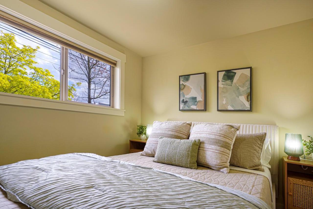 Stylish North Seattle Townhouse- Dual Master Suites Exterior photo